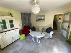 TV, DVD player, stereo - Holiday Home 'Helles Ruhiges In' with Private Terrace, Private Garden and Wi-Fi (Holzdorf)