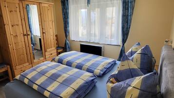 3 bedrooms, iron/ironing board, free WiFi, bed sheets