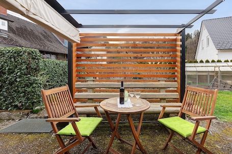 屋外ダイニングエリア. Apartment 'Schmidt' with Private Garden and Wi-Fi