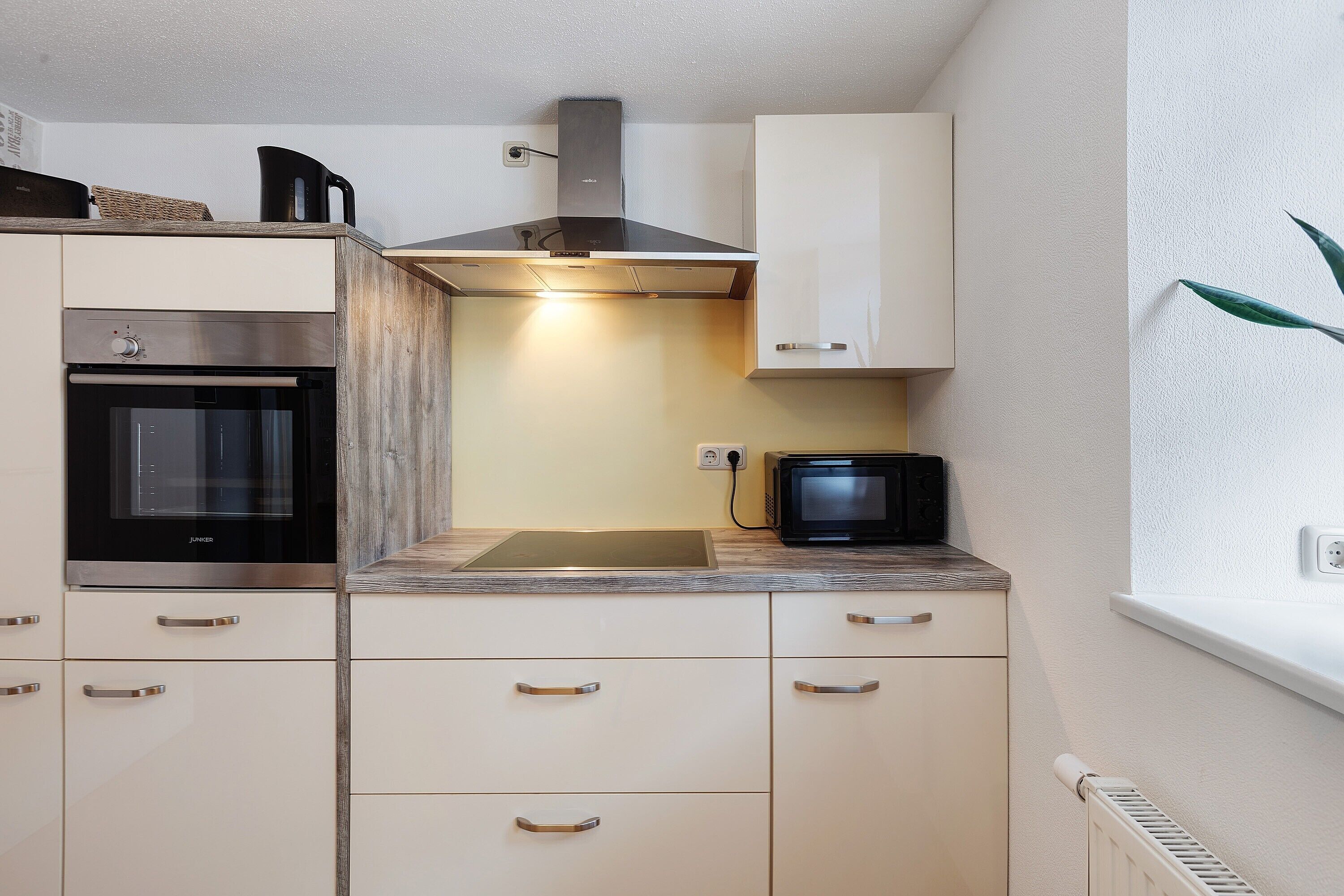 Een koelkast, een magnetron, een oven, een kookplaat