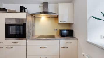 Een koelkast, een magnetron, een oven, een kookplaat