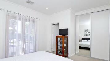 3 quartos, ferros/tábuas de passar roupa, Wi-Fi, roupa de cama