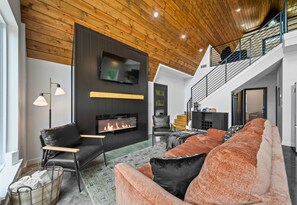 Smart TV, fireplace - New Build Charming A-Frame w/Pool Near Hot Springs (Hot Springs)