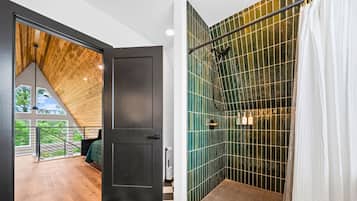 2 bedrooms, iron/ironing board, internet, bed sheets