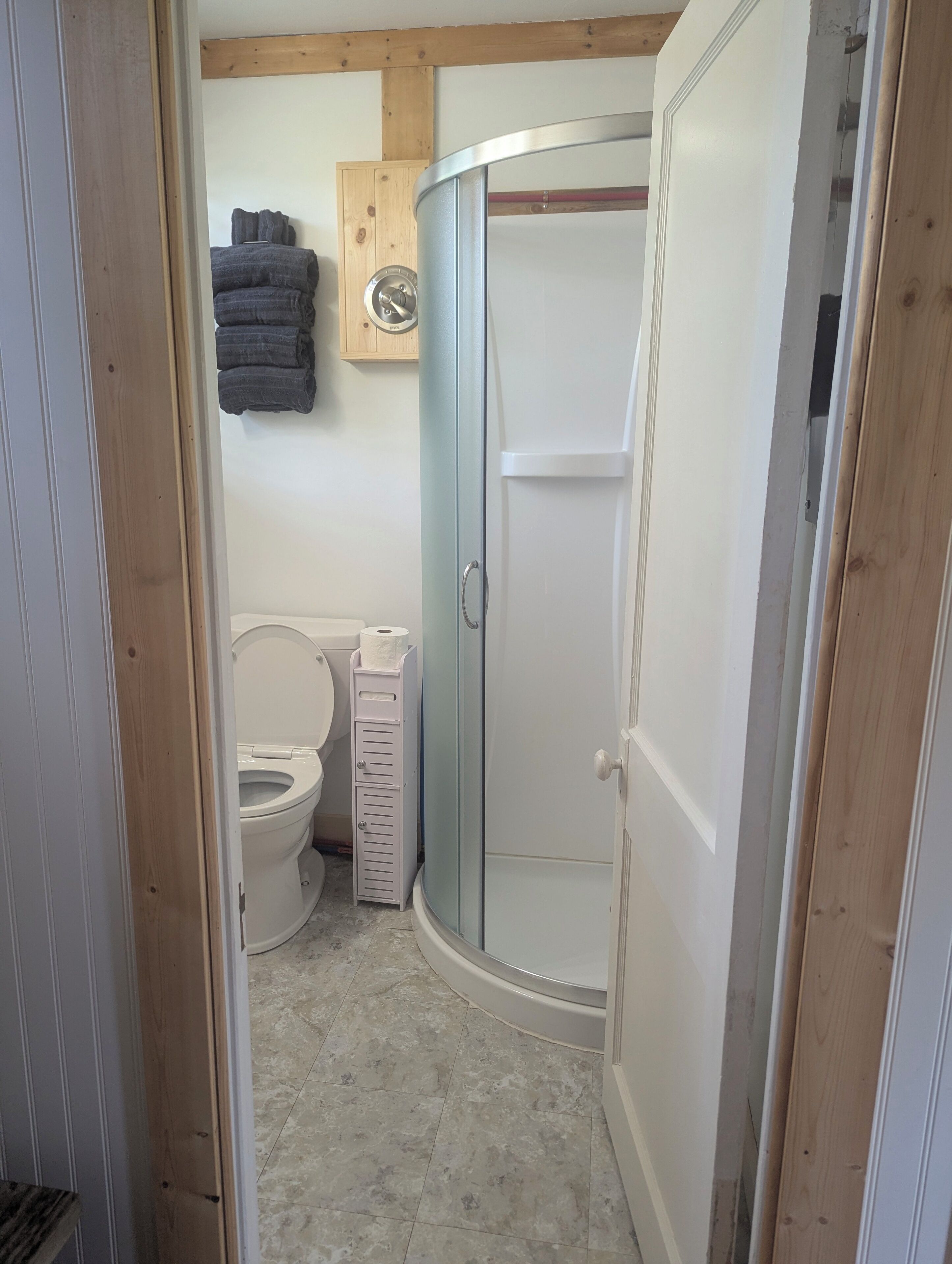 Een douche, een haardroger, handdoeken, zeep