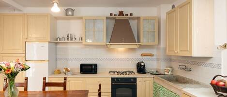 Frigorifero, microonde, forno, lavastoviglie