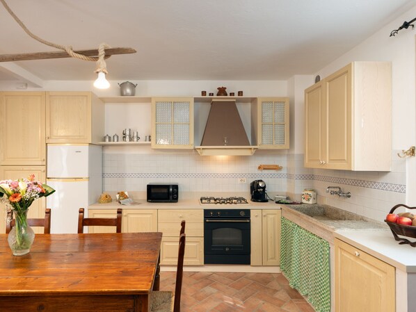 Réfrigérateur, four à micro-ondes, un four, lave-vaisselle