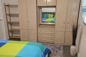 3 chambres, fer et planche à repasser, Wi-Fi, draps fournis