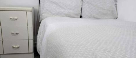 3 chambres, fer et planche à repasser, Wi-Fi, draps fournis