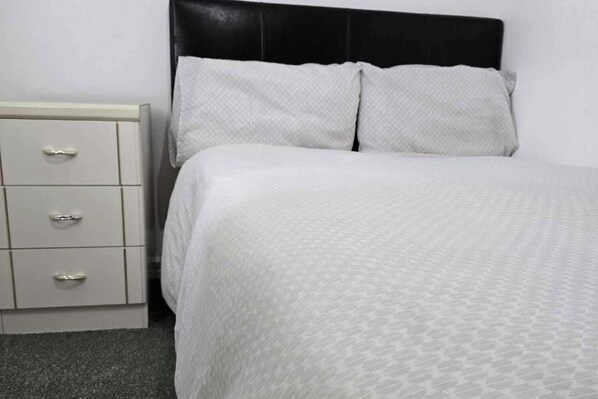 3 chambres, fer et planche à repasser, Wi-Fi, draps fournis