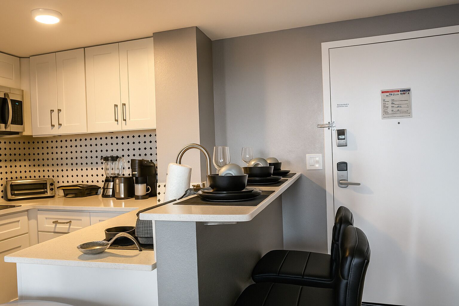 Frigorifero, microonde, piano cottura, lavastoviglie