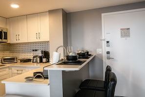 Kjøleskap, mikrobølgeovn, kokeplater og oppvaskmaskin