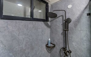 Ducha, toallas, jabón, papel higiénico