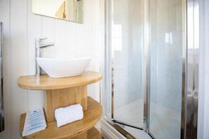 Douche, sèche-cheveux, serviettes fournies