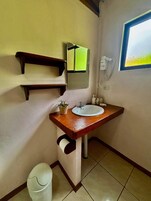 Quarto casal conforto, vista para o jardim | Banheiro | Chuveiro, produtos de toalete grátis, toalhas de banho, sabonete