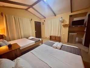 Comfort Double Room, Garden View | Free WiFi - Zompopa Lodge (Guayabo)