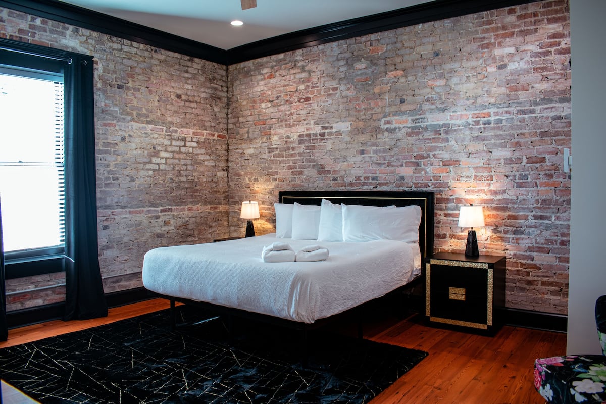 Suite Studio Signature, 1 très grand lit, coin cuisine, vue cour intérieure | Décoration personnalisée, ameublement personnalisé, rideaux occultants