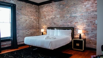 Signature Studio Suite, 1 King Bed, Kitchenette, Courtyard View | Individually decorated, individually furnished, blackout drapes
