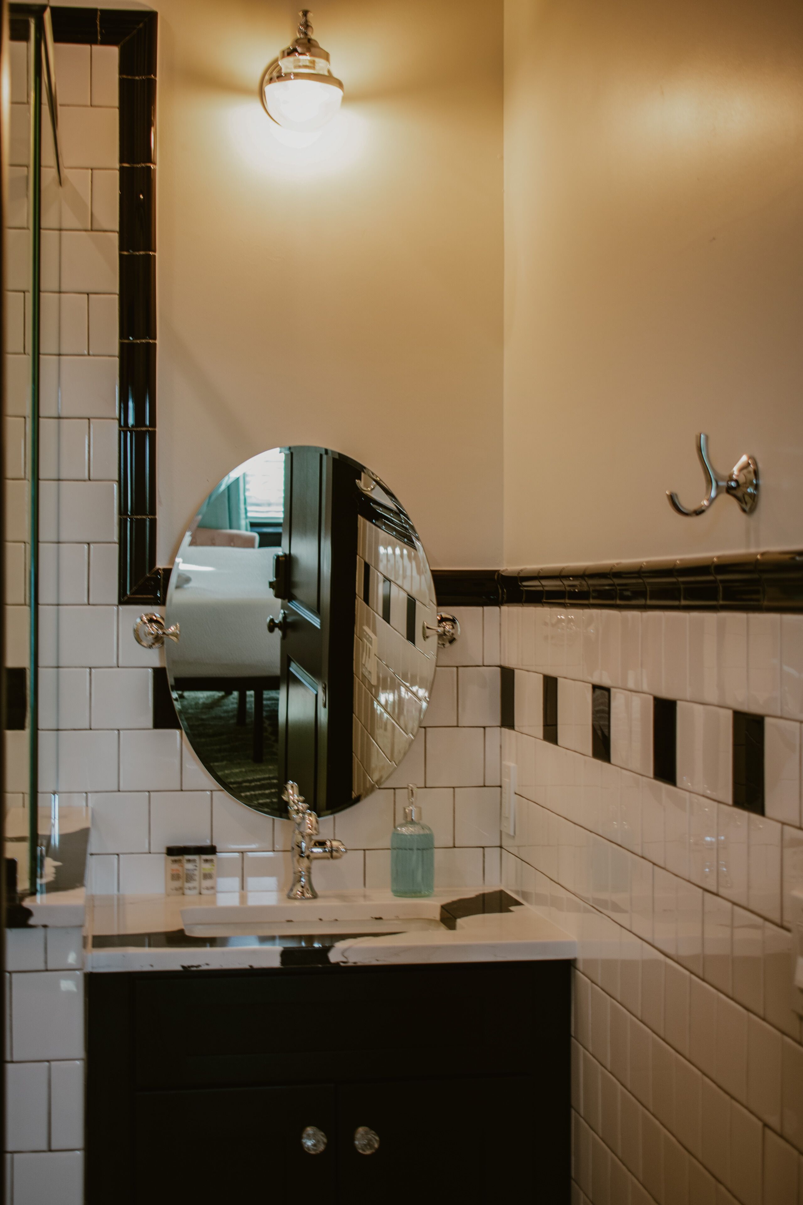 Estudio Signature, 1 cama de matrimonio grande, no fumadores, vistas a la ciudad | Baño | Ducha, artículos de higiene personal gratuitos, toallas y jabón