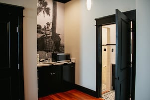 Signature Studio Suite | Blackout drapes, soundproofing, WiFi (free), individually decorated