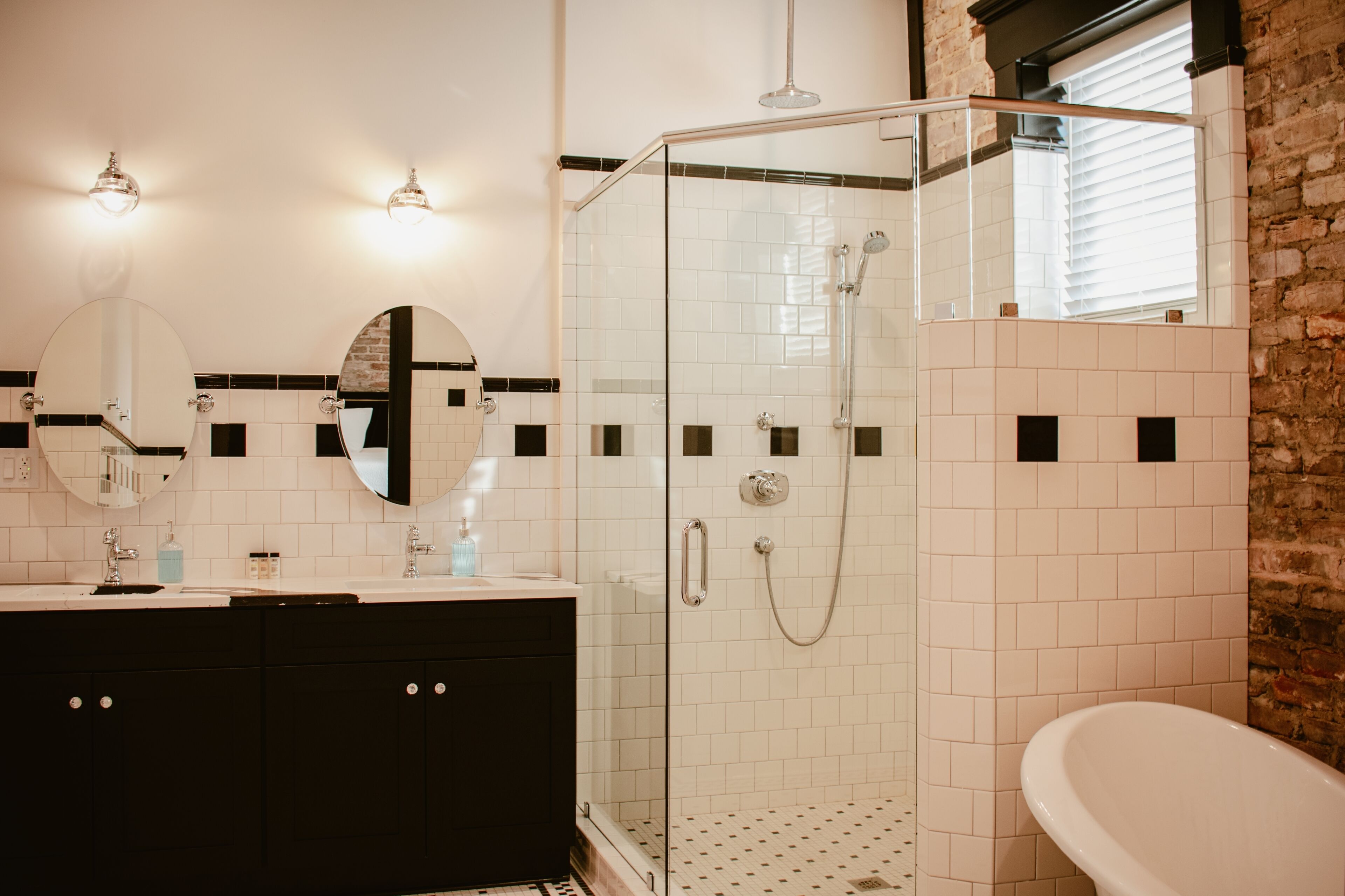 Signature Studio Suite, 1 King Bed, Kitchenette, Courtyard View | Bathroom