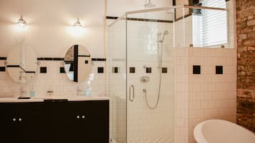 Signature Studio Suite, 1 King Bed, Kitchenette, Courtyard View | Bathroom