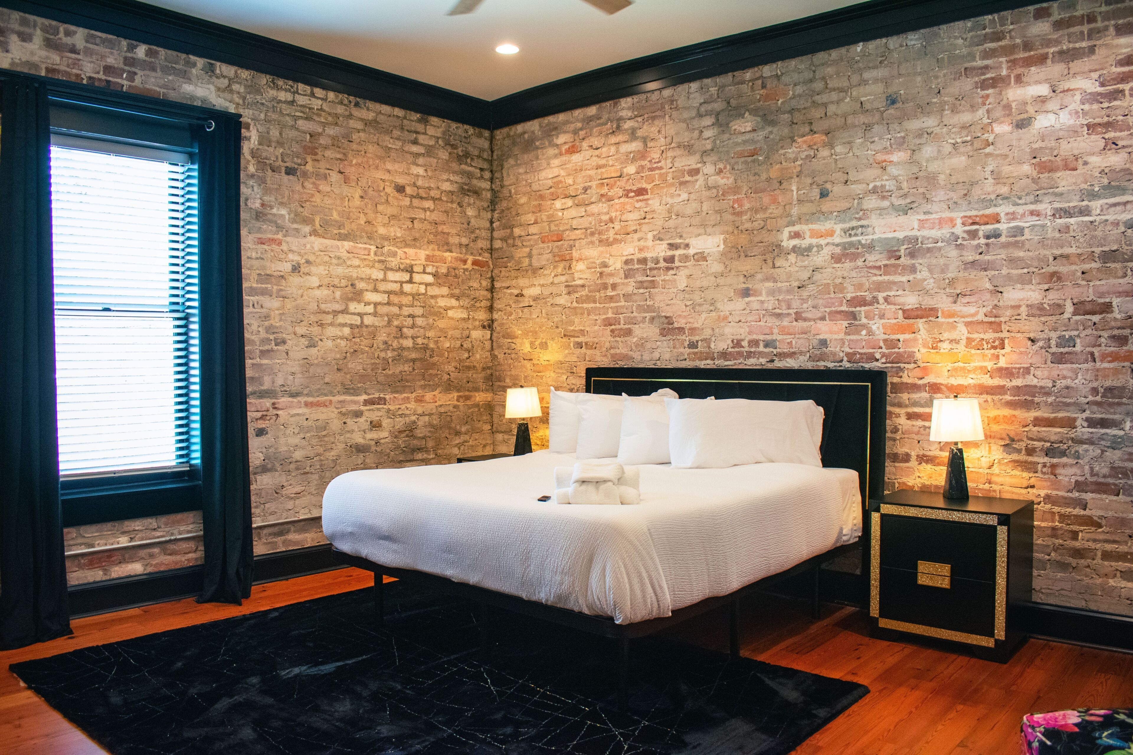 Signature Studio Suite, 1 King Bed, Kitchenette, Courtyard View | Individually decorated, individually furnished, blackout drapes