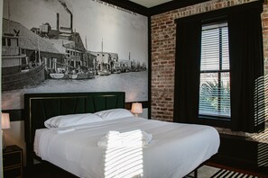 Signature Studio, 1 King Bed, City View, Corner | Individually decorated, individually furnished, blackout drapes
