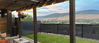 The Sunrise Suite: Bright | Modern | Beautiful (Fully Registered w/ Regulations)