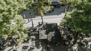 An outdoor café area with tables and chairs, surrounded by trees. - 1 bedroom apartment in Liege center, Place du Marché - 3rd floor (Liège)