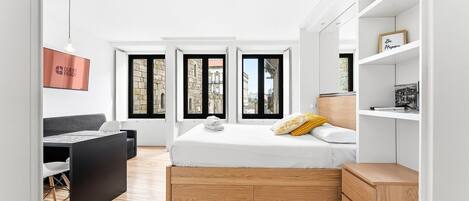 Tabla de planchar con plancha, internet y ropa de cama