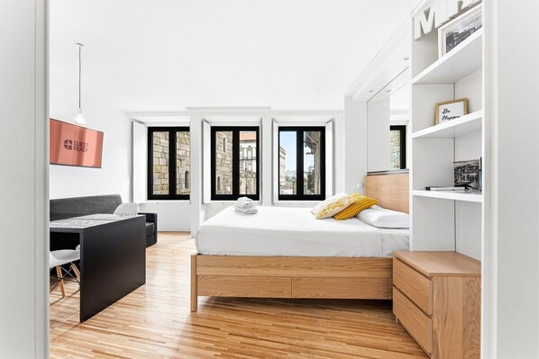 Iron/ironing board, Internet, bed sheets