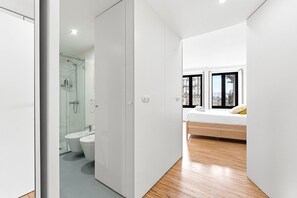 Douche, sèche-cheveux, serviettes fournies