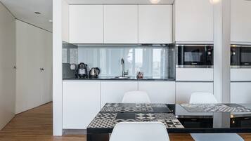 Réfrigérateur, micro-ondes, lave-vaisselle, cafetiÚre/bouilloire