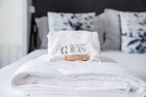 Dusj, hårføner og håndklær