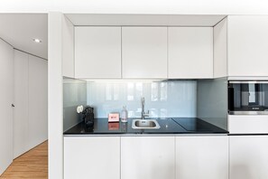 Een koelkast, een microgolfoven, een vaatwasser