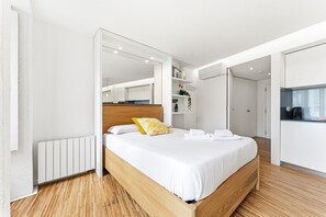 Een strijkplank/strijkijzer, internet, beddengoed