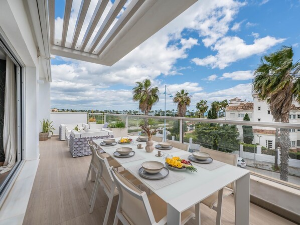 تناول الطعام بالخارج