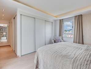 3 dormitorios, tabla de planchar con plancha, Internet y ropa de cama