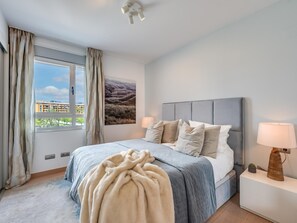 3 bedrooms, iron/ironing board, Internet, bed sheets - Newly Built 3 BDRM Lavish Beachside Penthouse (Marbella)