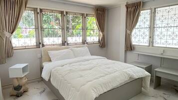 4 bedrooms, desk, iron/ironing board, free WiFi