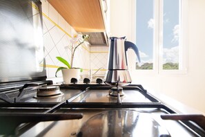 Geladeira, fogão, lava-louças, cafeteira/chaleira