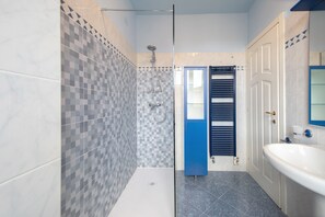 Douche, séchoir à cheveux, bidet, serviettes fournies