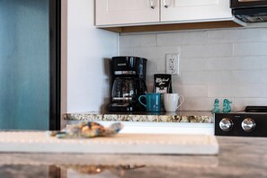 Een koelkast, een magnetron, een oven, een kookplaat