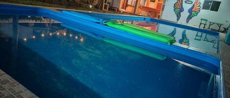 Una piscina al aire libre