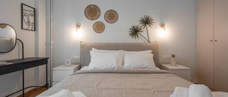 Tabla de planchar con plancha, wifi gratis, ropa de cama