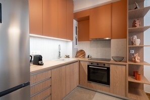 Kühlschrank, Mikrowelle, Ofen, Geschirrspüler