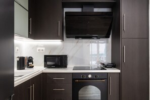 Fridge, microwave, oven, coffee/tea maker - LIV - Relaxing Pagrati Retreat in Athens (Athens)