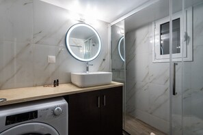 Dusche, Haartrockner, Handtücher