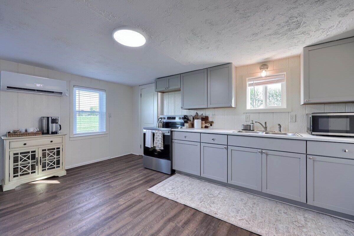 Een koelkast, een magnetron, een oven, een kookplaat